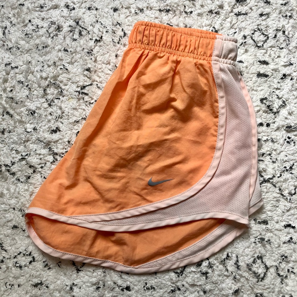 🖤 nike dri-fit peach colored shorts